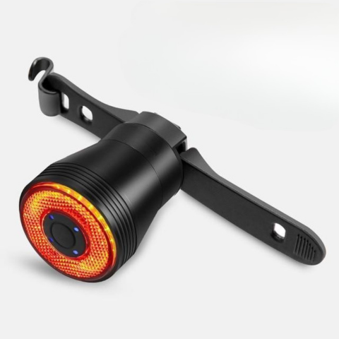 אור אחורי LED עם חיישן בלימה חכם - אידיאלי לנסיעות עירוניות וספורטיביות