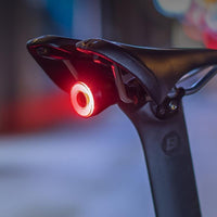 אור אחורי LED עם חיישן בלימה חכם - אידיאלי לנסיעות עירוניות וספורטיביות 