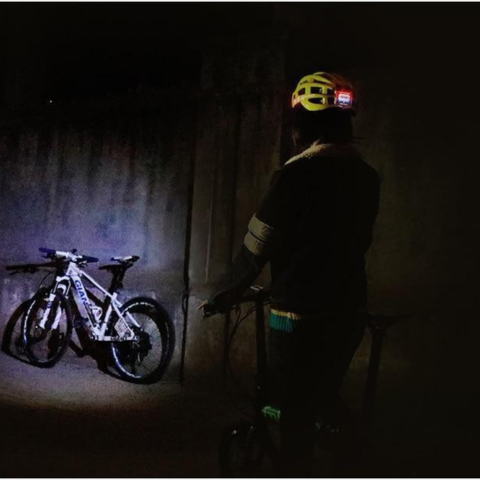 קסדת אופניים חכמה עם אור LED — בטיחות וראות מקסימליות 