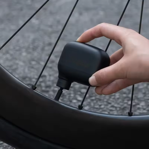 Mini bærbar luftkompressor – Rask og presis oppblåsing 